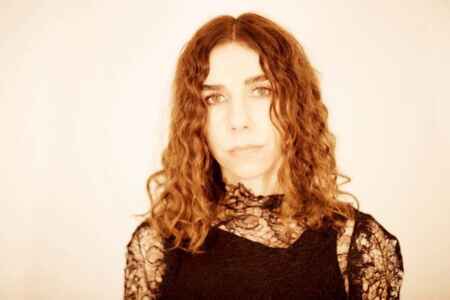 PJ Harvey hat sich mit ihrer neuen Platte wieder in die Musik zurückgekämpft.