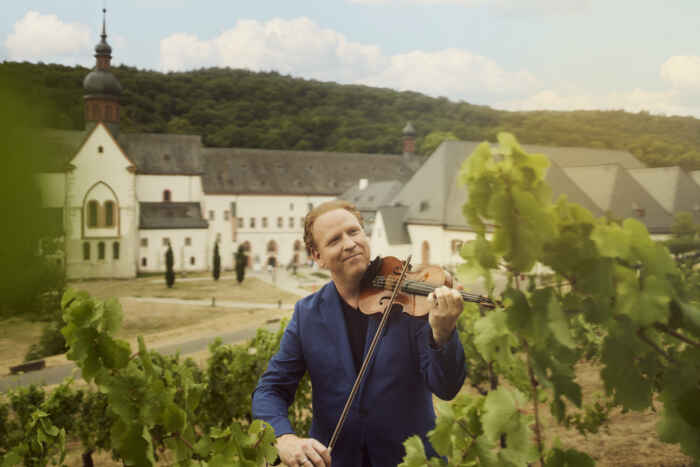 Der Geiger Daniel Hope vor einem Kloster beim Rheingau Musik Festival