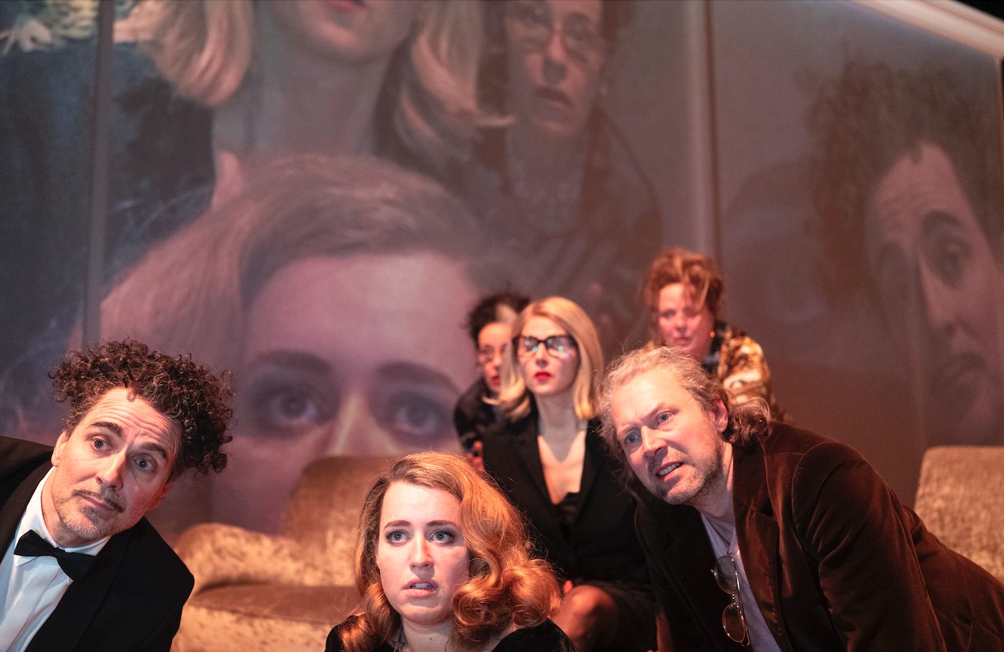 Schauspieler auf einer Theaterbühne Theater Hamburg