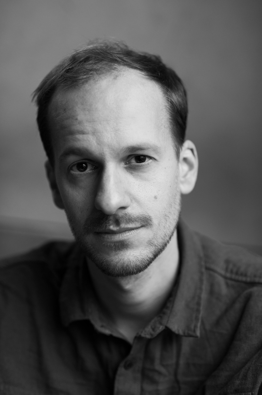Portraitfoto Leonhard Hieronymi, der mit seinem neuen Roman „Der gute König“ auf Lesereise geht