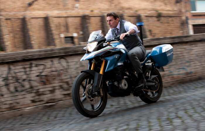 Tom Cruise auf einem Motorrad. Mission Impossible