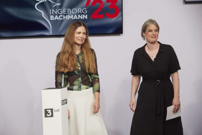 Die Jury-Vorsitzende Insa Wilke mit Valeria Gordeev, der Gewinnerin des Bachmannpreises 2023