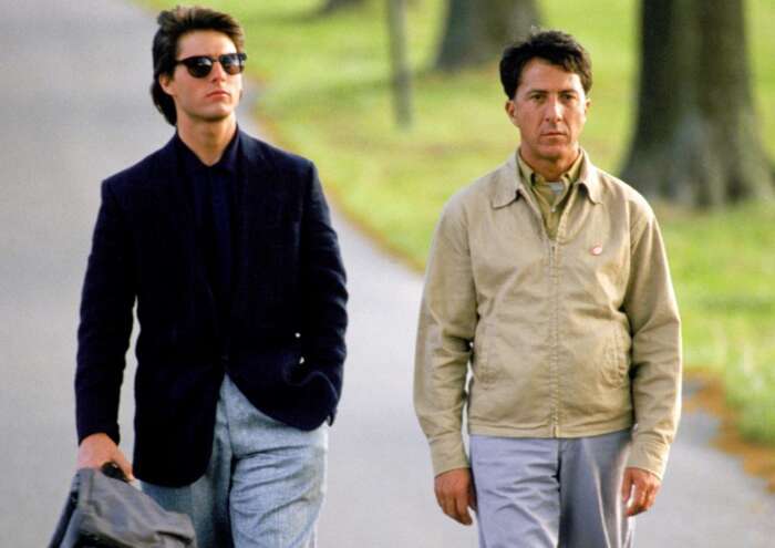 Still aus „Rain Man“: Die Brüder Charlie (Tom Cruise) und Raymond Babbitt (Dustin Hoffman) gehen nebeneinander durch eine Allee.