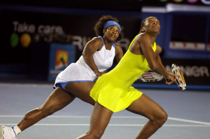 Still aus „Venus & Serena“: Venus (re.) und Serena (li.) Williams gewinnen das Finale des Damendoppels bei den Australian Open 2009.