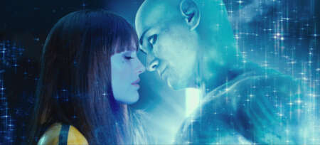 Still aus "Watchmen - Die Wächter": Dr. Manhatten (Billy Crudup) und Silk Spectre II (Malin Akerman) stehen eng zusammen und schauen sich inniglich an.