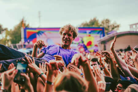 Auf der Crowd des MS Dockville surft es sich am besten.