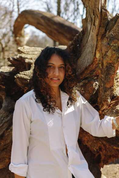 Portraitfoto Sheena Patel, die den Roman „I’m a Fan“ veröffentlicht.
