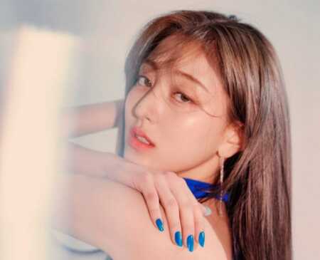 Jihyo vor einem hellen Hintergrund.