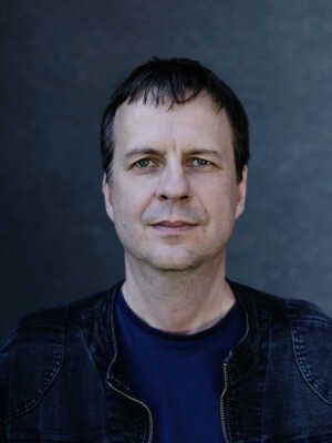 Portraitfoto Bov Bjerg, der seinen neuesten Roman „Der Vorweiner“ mit einer Buchpremiere in Berlin vorstellt