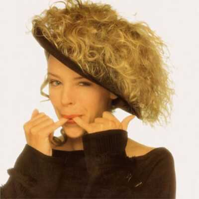Kylie Minogue vor einem weißen Hintergrund. Cover zu ihrem Debütalbum von 1988.