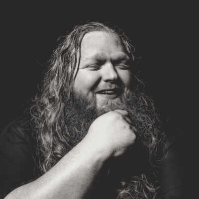 Matt Andersen hält sich den Bart