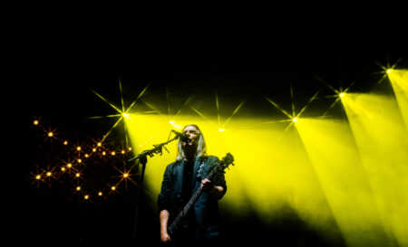 Livefoto New Model Army, die mit der Single „Innocence“ ihr neues Album „Sinfonia“ ankündigen