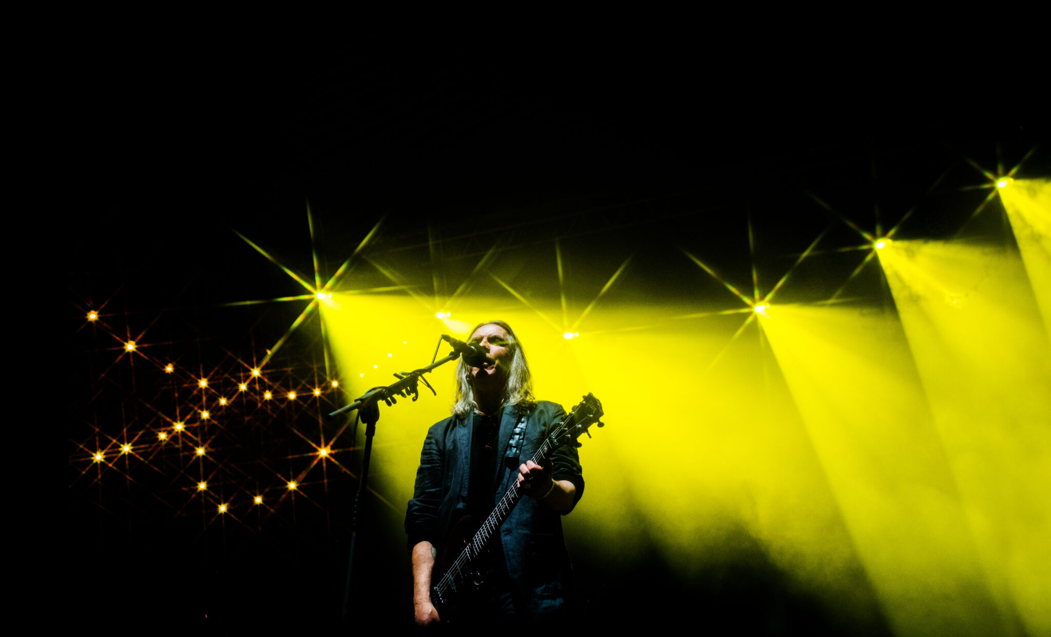 Livefoto New Model Army, die mit der Single „Innocence“ ihr neues Album „Sinfonia“ ankündigen
