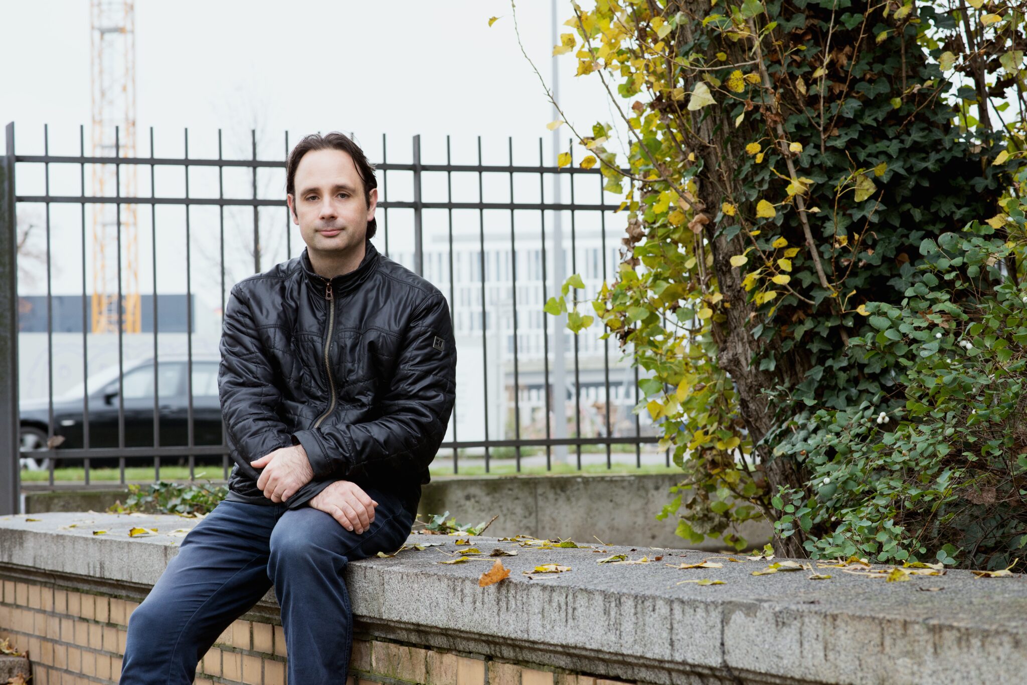 Portraitfoto Jan Costin Wagner, der mit „Einer von den Guten“ einen kontroversen Roman veröffentlicht hat