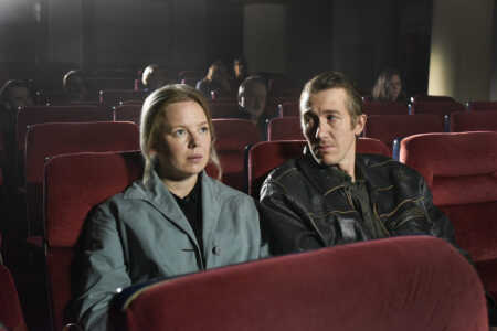Ein Mann und eine Frau sitzen im Kino. Aki Kaurismäki