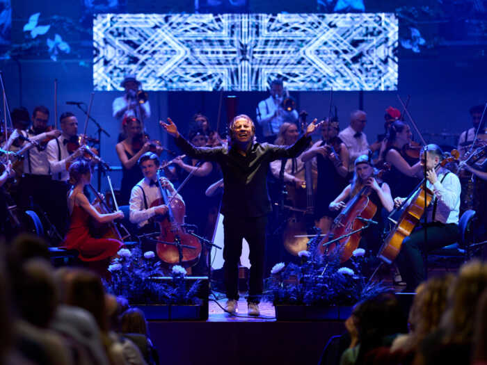 Das Baltic Sea Philharmonic und Kristjan Järvi mit „Babylon Pärnu“ in Estland.