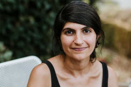 Portraitfoto Shida Bazyar, die beim 31. open mike der Jury angehört
