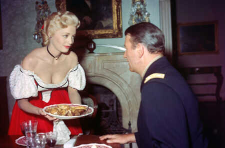 Hannah Hunter (Constance Towers) bemüht sich, eine gute Gastgeberin zu sein und Colonel John Marlowe (John Wayne) für sich zu gewinnen. Es könnte zu etwas nützlich sein.