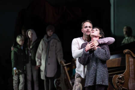 Zwei Opernsänger auf der Bühne – Deutsche Oper am Rhein