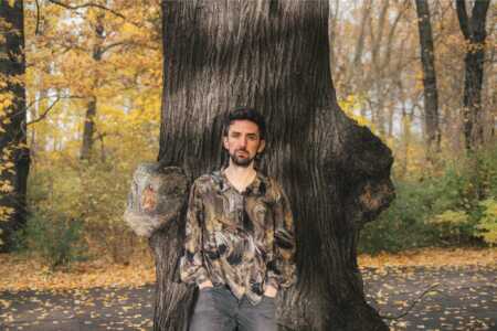Portraitfoto im wald vor einem Baum: Raphael Thelen, der mit „Wut“ seinen Debütroman vorlegt