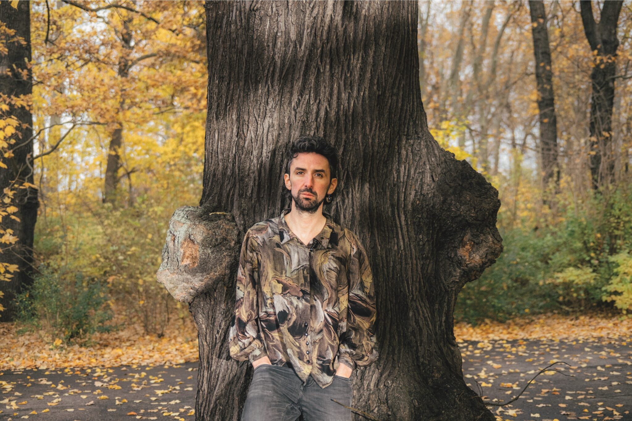 Portraitfoto im wald vor einem Baum: Raphael Thelen, der mit „Wut“ seinen Debütroman vorlegt