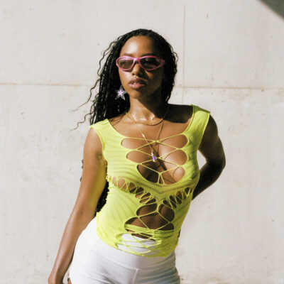 Portraitfoto George Riley mit Sonnenbrille und stylischem Outfit