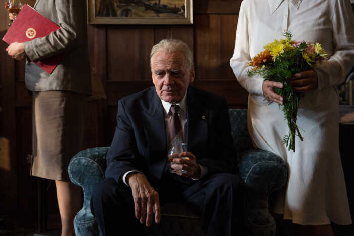 "In Zeiten des abnehmenden Lichts": Wilhelm Powileit (Bruno Ganz) sitzt im schicken Anzug auf einem Sessel, mit einem Getränk in der Hand.