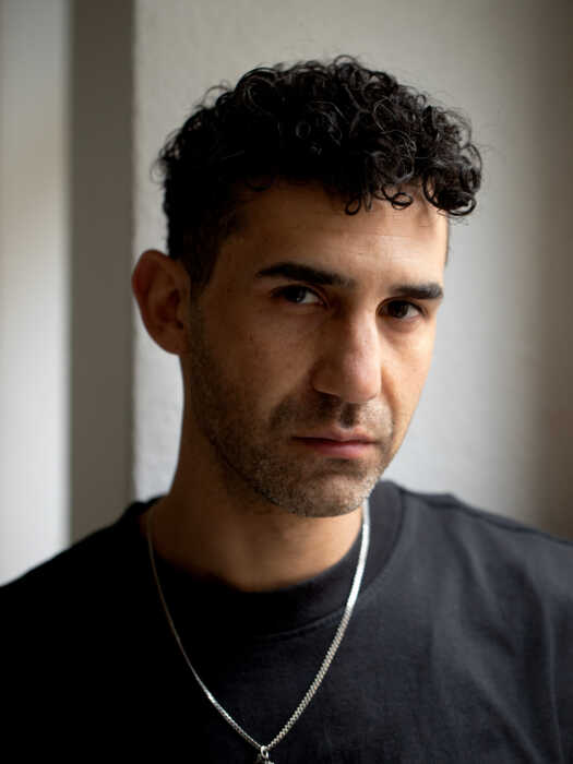 Portraitfoto Necati Öziri, der mit seinem Roman „Vatermal“ für den aspekte-Literaturpreis 2023 nominiert ist