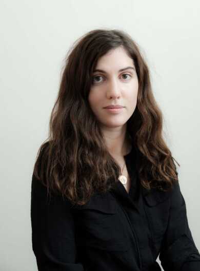 Portraitfoto Nicole Flattery, die mit „Nichts Besonderes“ ihren Debütroman vorlegt
