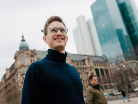 Thomas Guggeis, der neue Generalmusikdirektor der Oper Frankfurt, gibt sein Debüt am Haus mit „Le Nozze di Figaro“