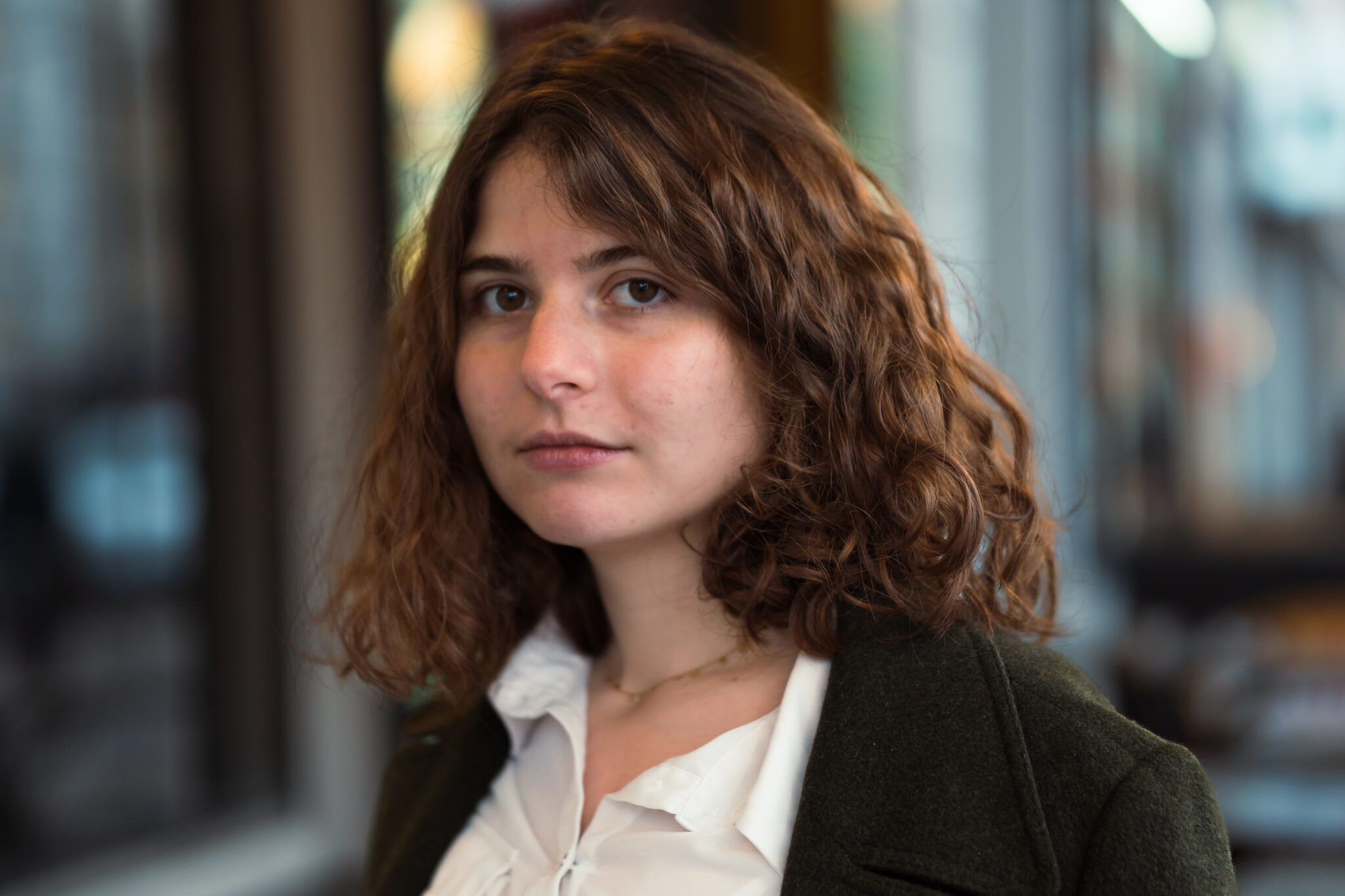 Portraitfoto Özge Inan, die mit „Natürlich kann man hier nicht leben“ ihren Debütroman veröffentlicht.