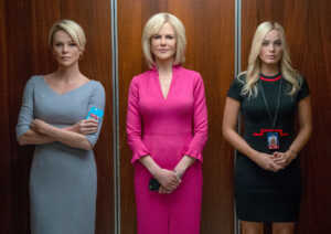 Szenenbild aus „Bombshell“: Gretchen Carlson (Nicole Kidman), Megyn Kelly (Charlize Theron) und Kayla Pospisil (Margot Robbie) stehen im Fahrstuhl und schauen uns an.