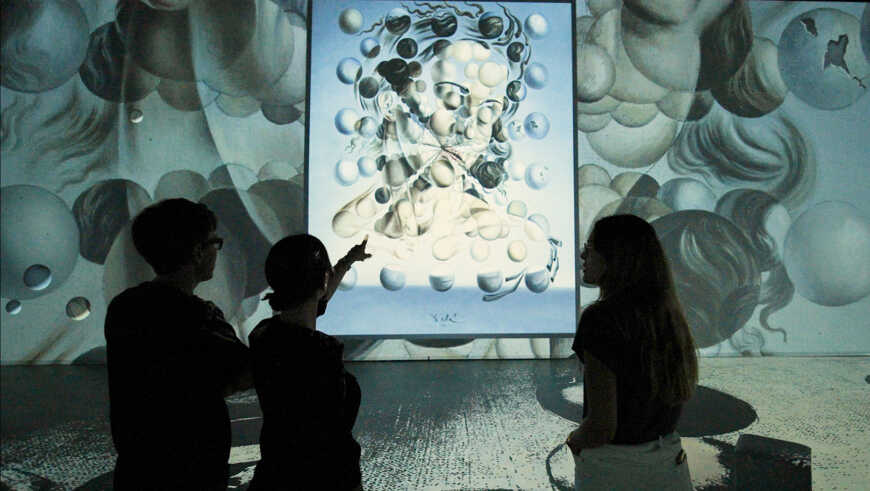 Besucher:innen zeigen sich begeistert von der digital aufbereiteten Kunst Salvador Dalís