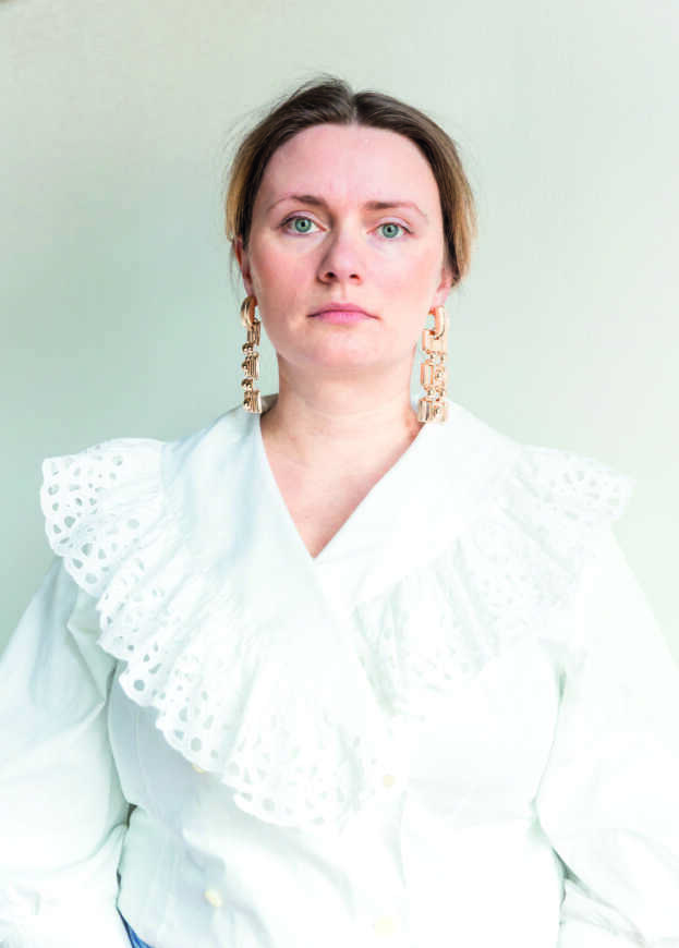 Portraitfoto Elina Penner, die mit ihrem Sachbuchdebüt „Migrantenmutti“ auf Lesereise geht