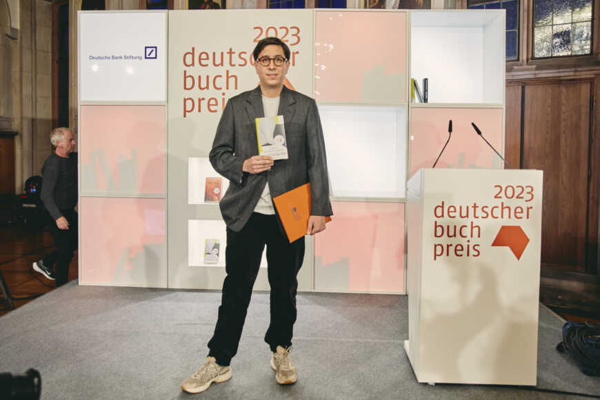 Für seinen Roman „Echtzeitalter“ ist Tonio Schachinger mit dem Deutschen Buchpreis 2023 ausgezeichnet worden