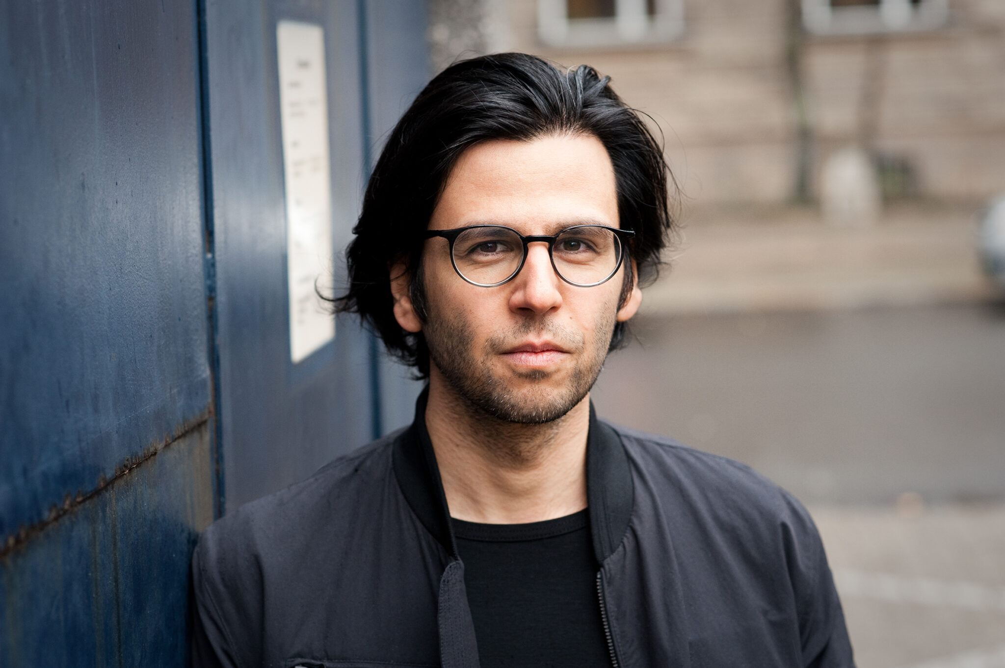 Portraitfoto Deniz Utlu, der den roman „Vaters Meer“ veröffentlicht hat