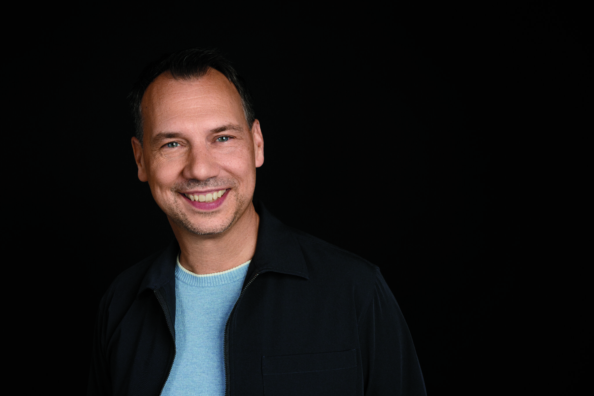 Portraitfoto Sebastian Fitzek, der 2024 auf Arena-Tour geht