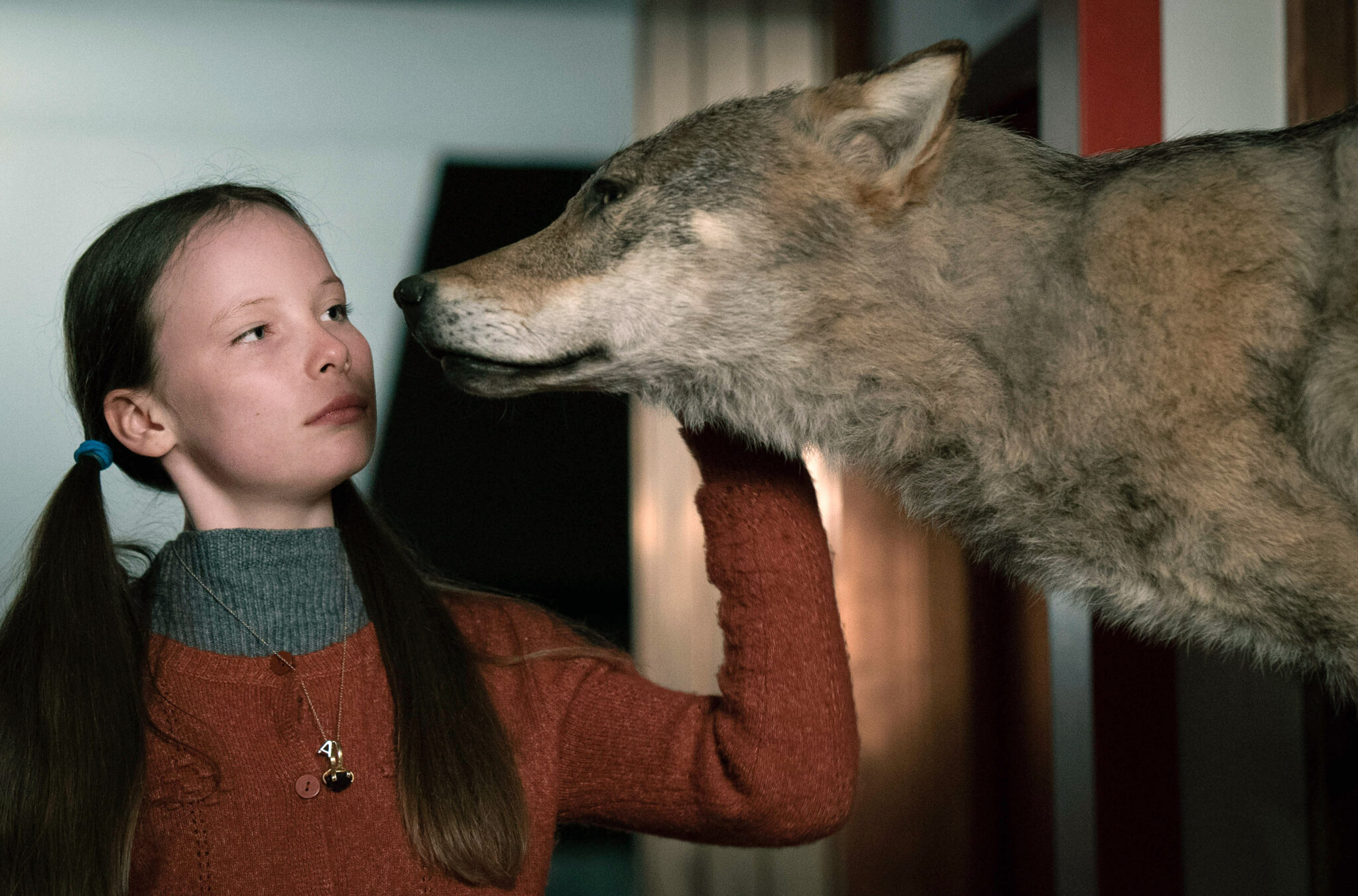 Alma (Laeni Geiseler) macht im Hotel ihrer Großeltern eine skurrile Entdeckung.