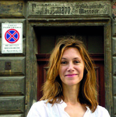 Portraitfoto Karolina Kuszyk, die mit ihrem Buch „In den Häusern der anderen“ auf Lesereise geht