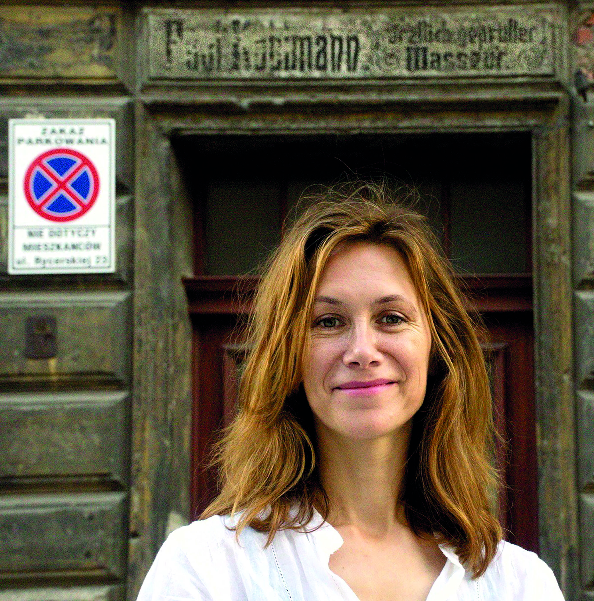 Portraitfoto Karolina Kuszyk, die mit ihrem Buch „In den Häusern der anderen“ auf Lesereise geht