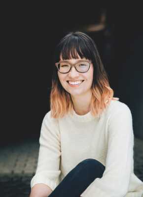 Portraitfoto Elena Fischer, die 2024 mit ihrem Debütroman auf große Lesereise geht