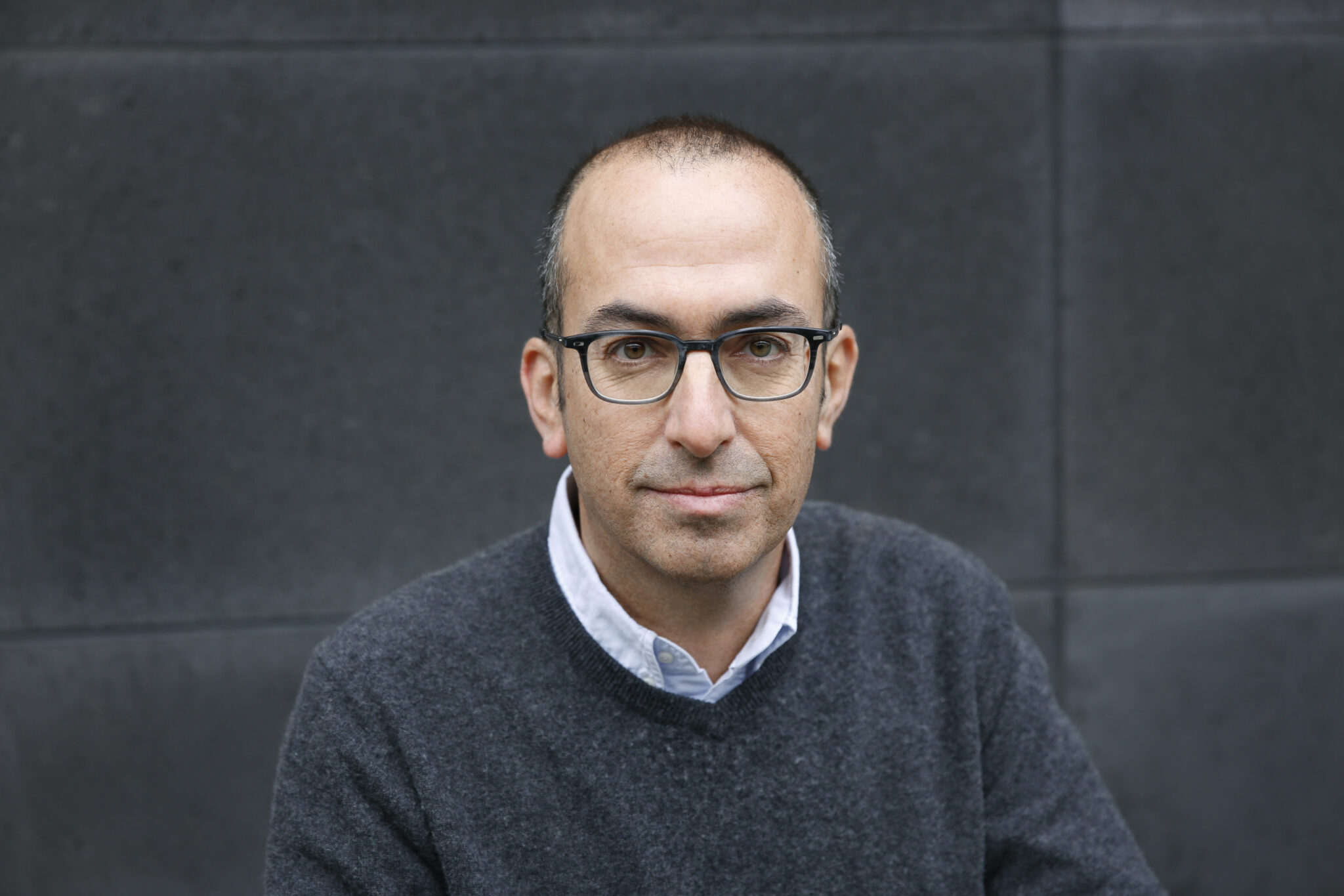 Portraitfoto Yishai Sarid, der mit „Schwachstellen“ einen neuen Roman veröffentlicht