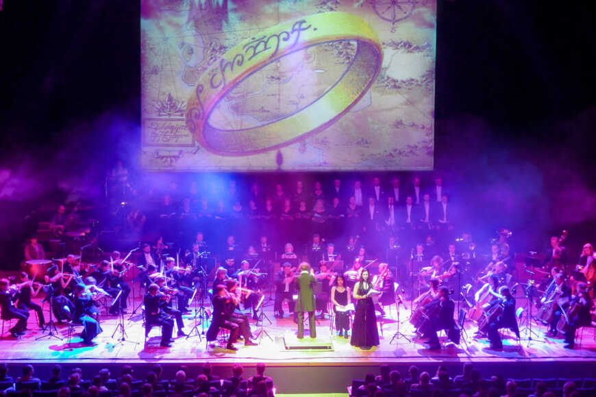 Großes Orchester, großes Konzert: Ab sofort gehen die Filmmusiken von Peter Jacksons Fantasyfilmreihen „Der Herr der Ringe“ und „Der Hobbit“ auf Tournee.