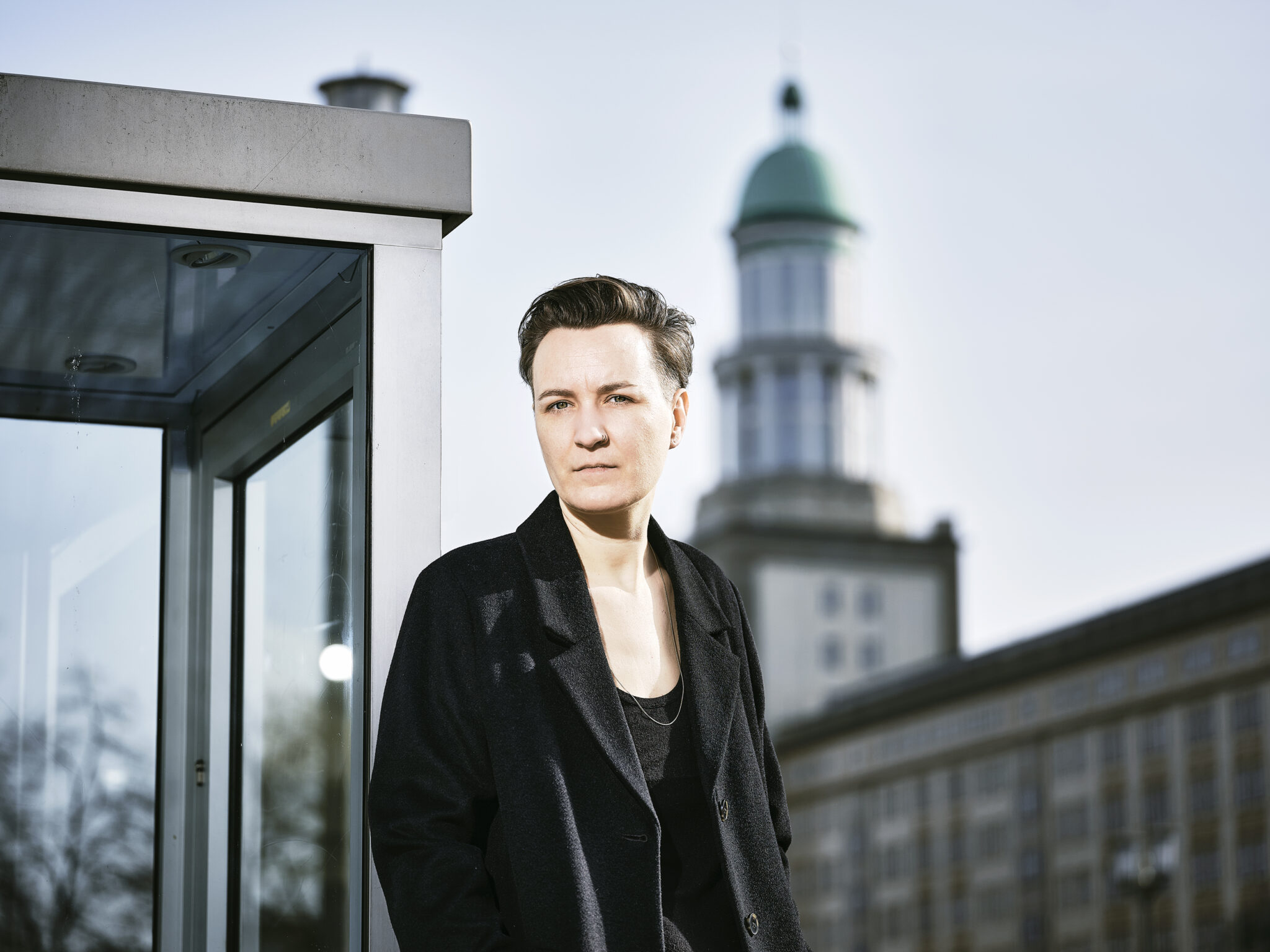 Portraitfoto Marlen Pelny. die mit „Warum wir noch hier sind“ ihren zweiten Roman veröffentlicht