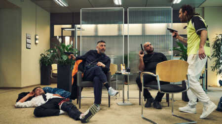 V. li. n. re.: Die Bankräuber unter Druck: Obwohl Pepsi (Stipe Erceg) dringend Hilfe braucht, machen Keko (Kida Khodr Ramadan), Barro (Veysel Gelin) und Stulle (Frederick Lau) weiter.