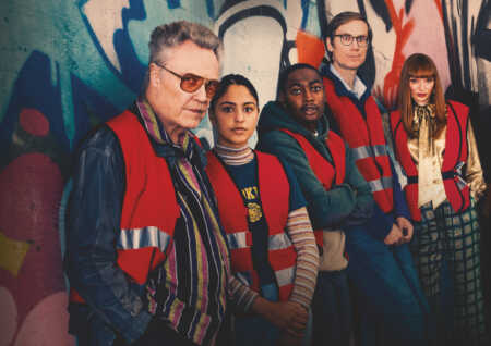 Von links: Frank (Christopher Walken), Rani (Rhianne Barreto), Christian (Gamba Cole), Greg (Stephen Merchant), Gabby (Eleanor Tomlinson)