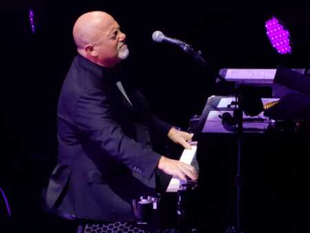 Billy_Joel_at_the_Newly_Refurbished_Nassau_Veterans_Memorial_Coliseum_(33063331083)