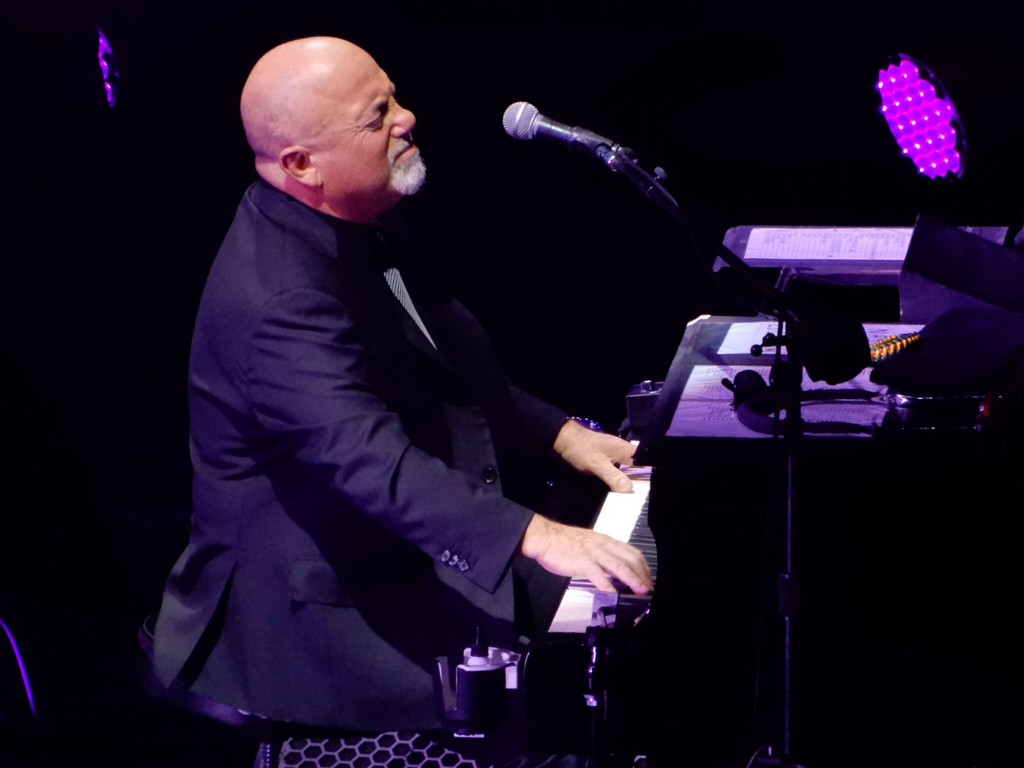 Billy_Joel_at_the_Newly_Refurbished_Nassau_Veterans_Memorial_Coliseum_(33063331083)