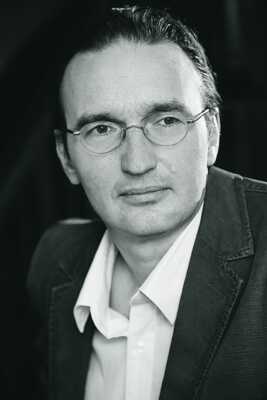 Portraitfoto Gerhard Henschel, der mit „Schelmenroman“ auf Lesereise geht