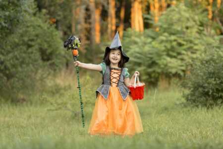 long-shot-von-maedchen-mit-hexe-halloween-kostuem-in-der-natur